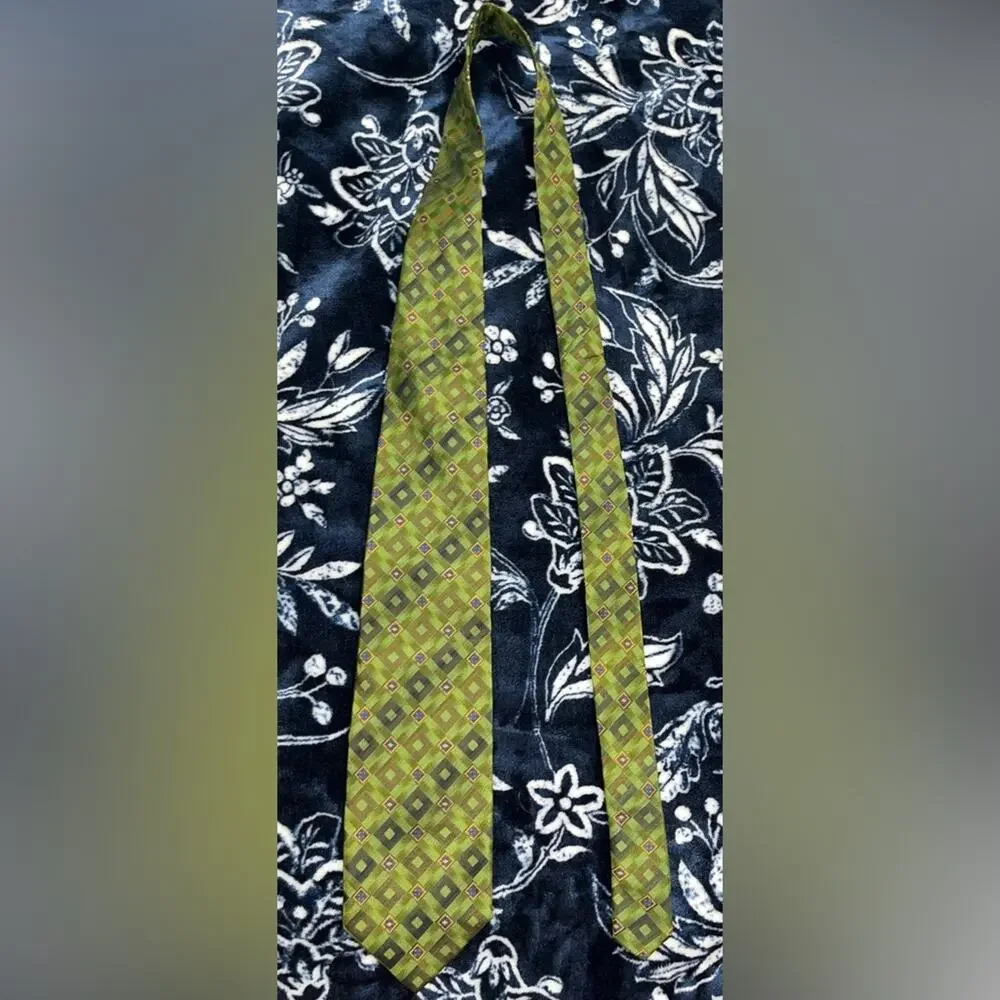 Umbria by Tie Rack Made in Italy 100% Silk Necktie